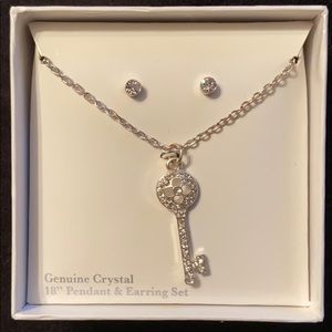 Key 18” necklace and stud earring set